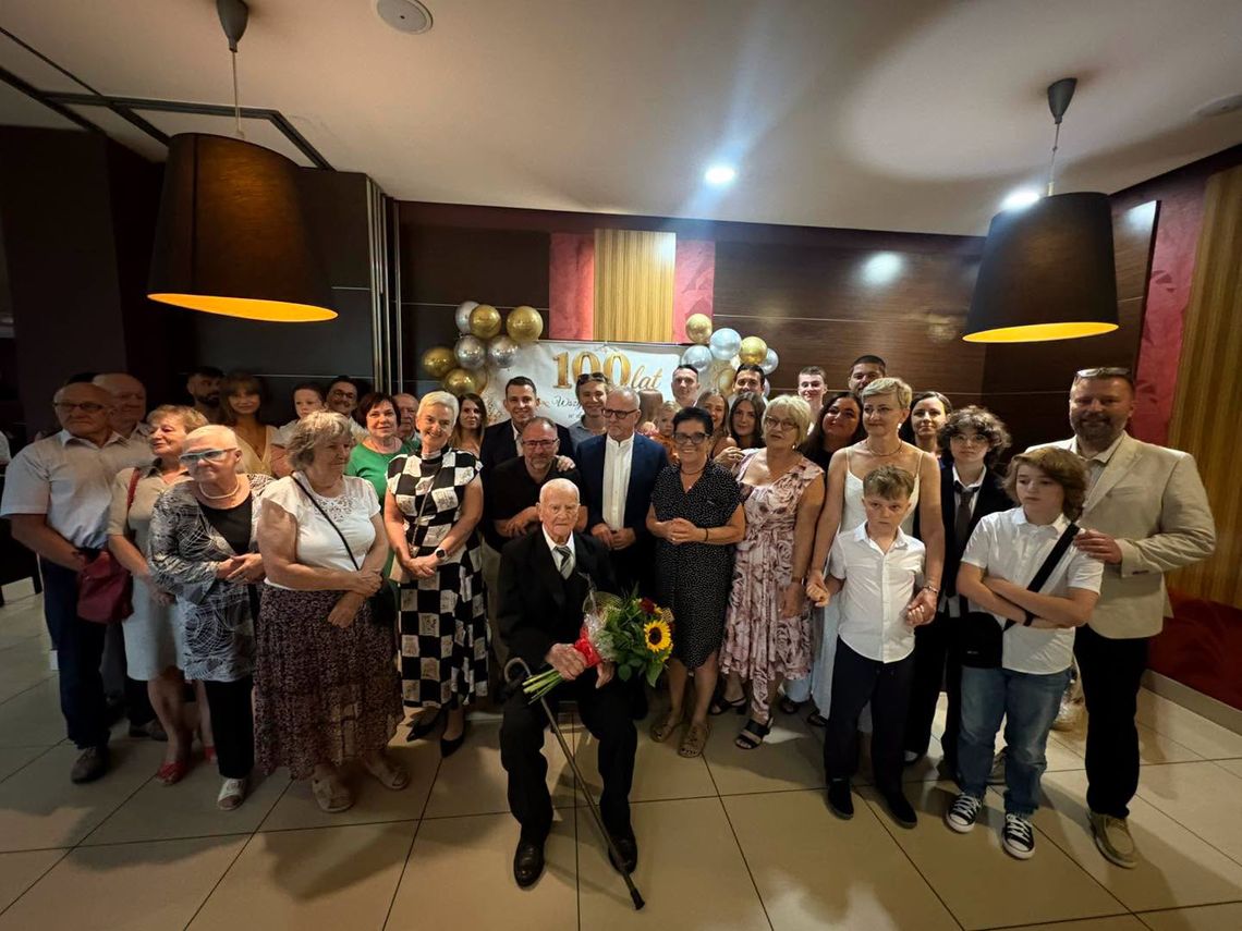 Pan Józef przekroczył magiczną granicę wieku. Były życzenia i wzruszające chwile Pan Józef przekroczył magiczną granicę wieku. Były życzenia i wzruszające chwile