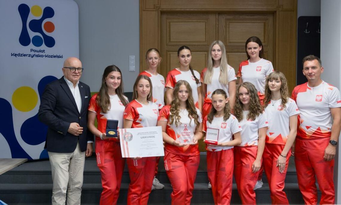 Panie są dumą całego powiatu. Strażaczki z Miejsca Odrzańskiego z wizytą w starostwie. ZDJĘCIA Panie są dumą całego powiatu. Strażaczki z Miejsca Odrzańskiego z wizytą w starostwie. ZDJĘCIA