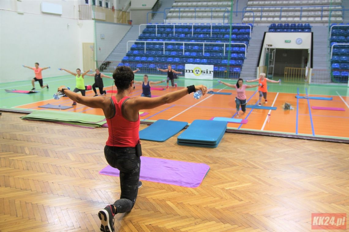 Panie wytrwale ćwiczyły do ostatniej kropli potu. Maraton fitness w hali sportowej "Śródmieście"