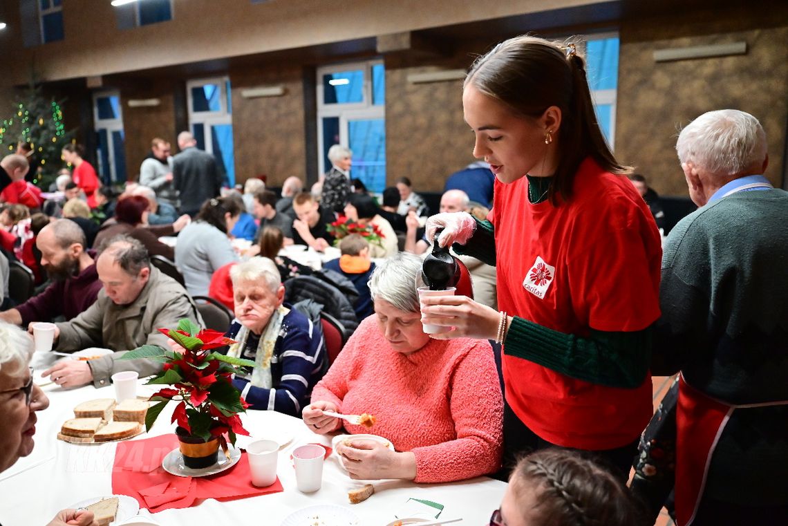 Wspólna modlitwa oraz wigilijny stół dla ubogich i potrzebujących w parafii św. Eugeniusza de Mazenoda