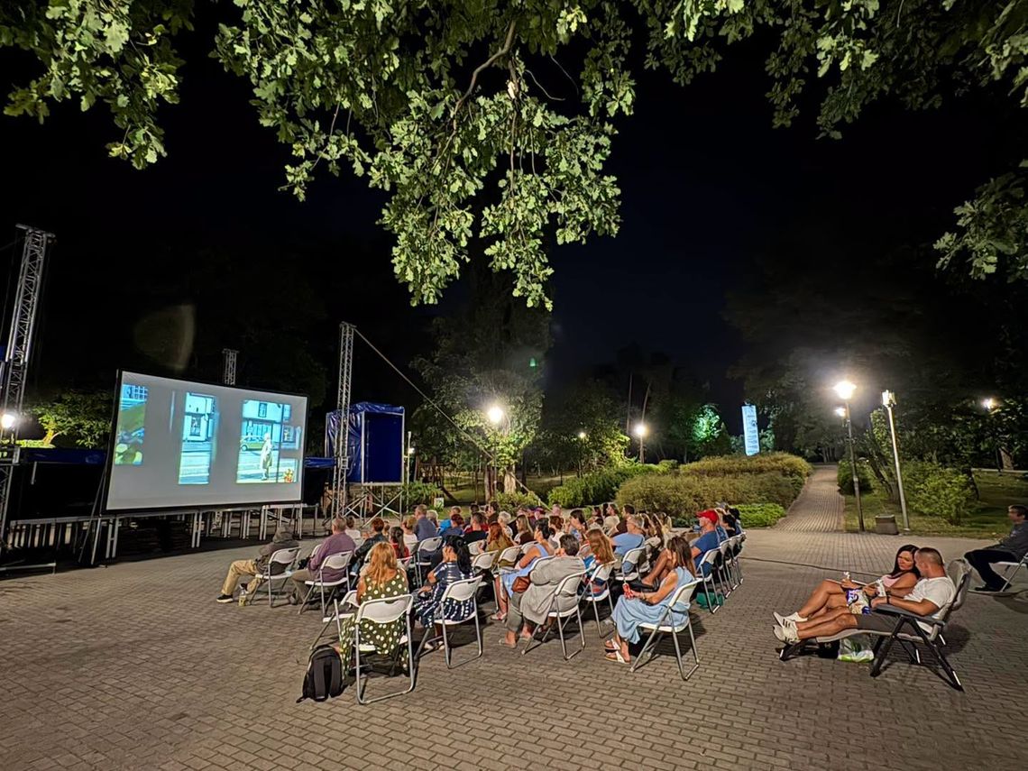 Park, wielki ekran i letni wieczór. Kino plenerowe zawitało do centrum miasta