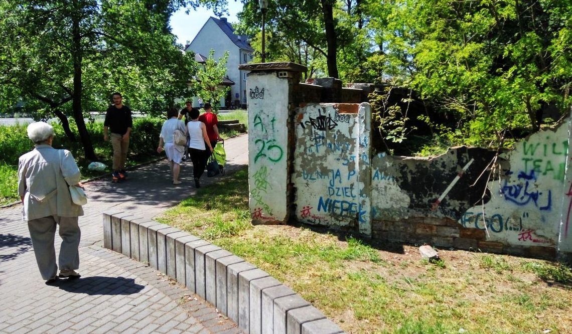 Patriotyczny mural w Śródmieściu? To pomysł na remont ogrodzenia szpitala