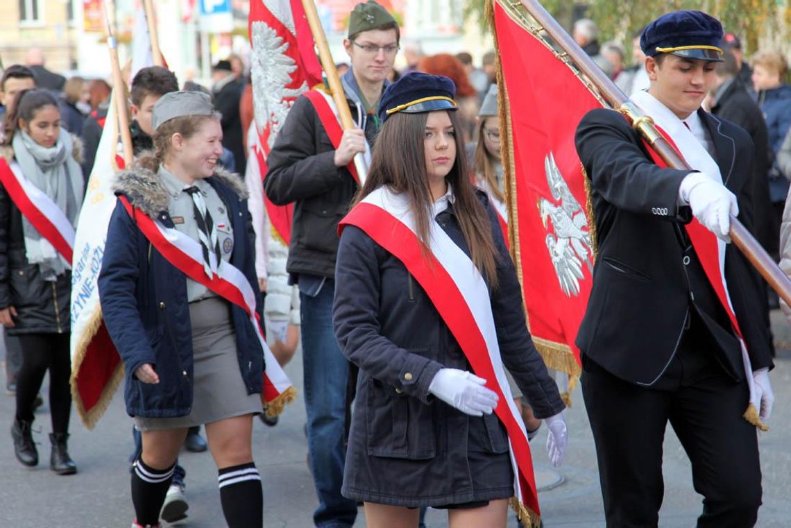 Patriotyczny przemarsz ulicami Koźla w Narodowe Święto Niepodległości. FOTO. WIDEO