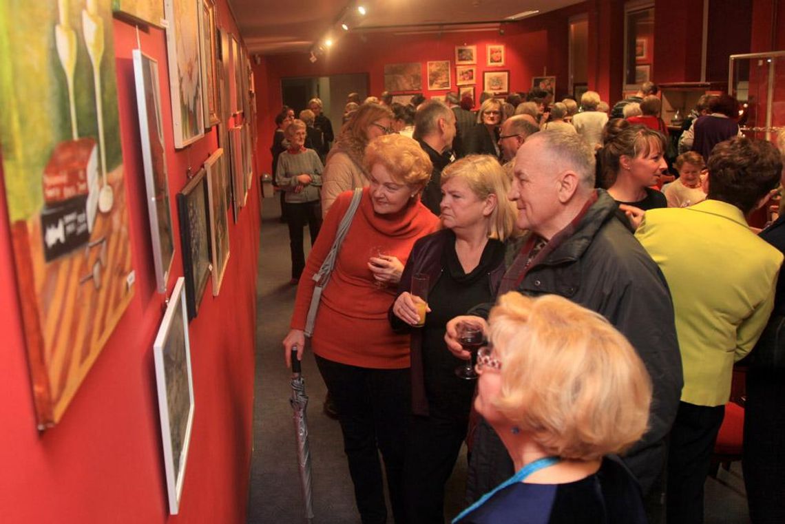 Pejzaże kędzierzyńsko-kozielskie jak malowane. Wernisaż seniorów z Uniwersytetu Trzeciego Wieku