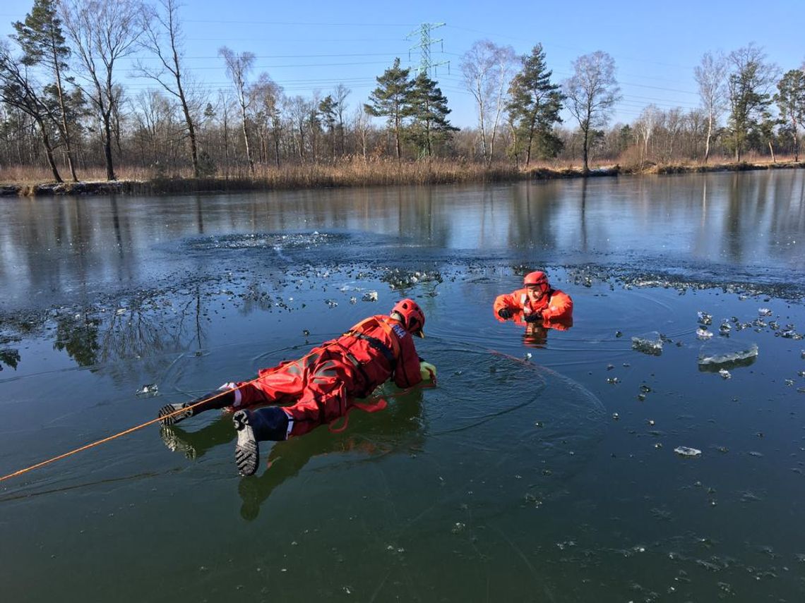 Pękający lód i akcja ratownicza. Strażacy ćwiczyli na zamarzniętych akwenach
