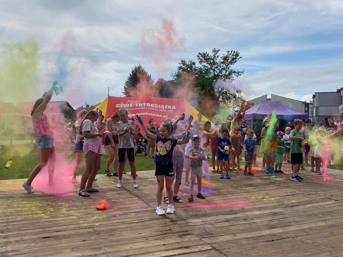 Piana party, eksplozja kolorów i dyskoteka. W Cisowej trwa osiedlowy festyn