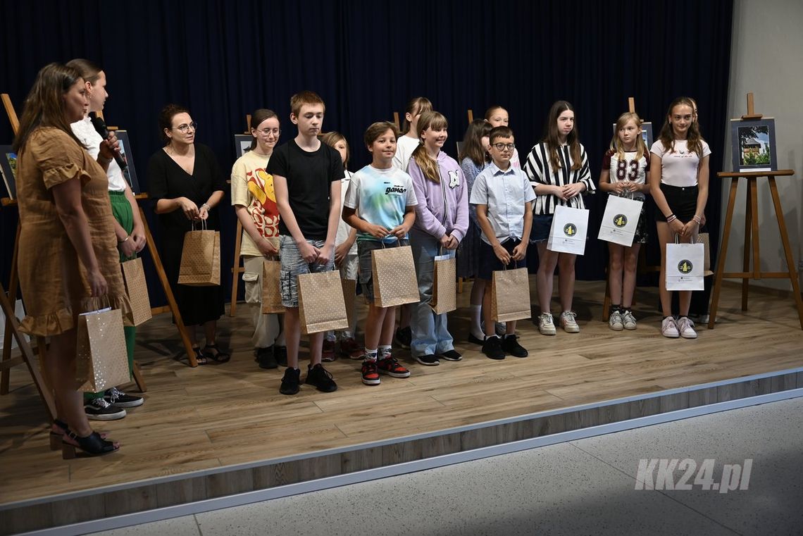 Piękno powiatu uchwycone obiektywem. W Zespole Szkół nr 1 odbył się wernisaż prac młodych fotografów