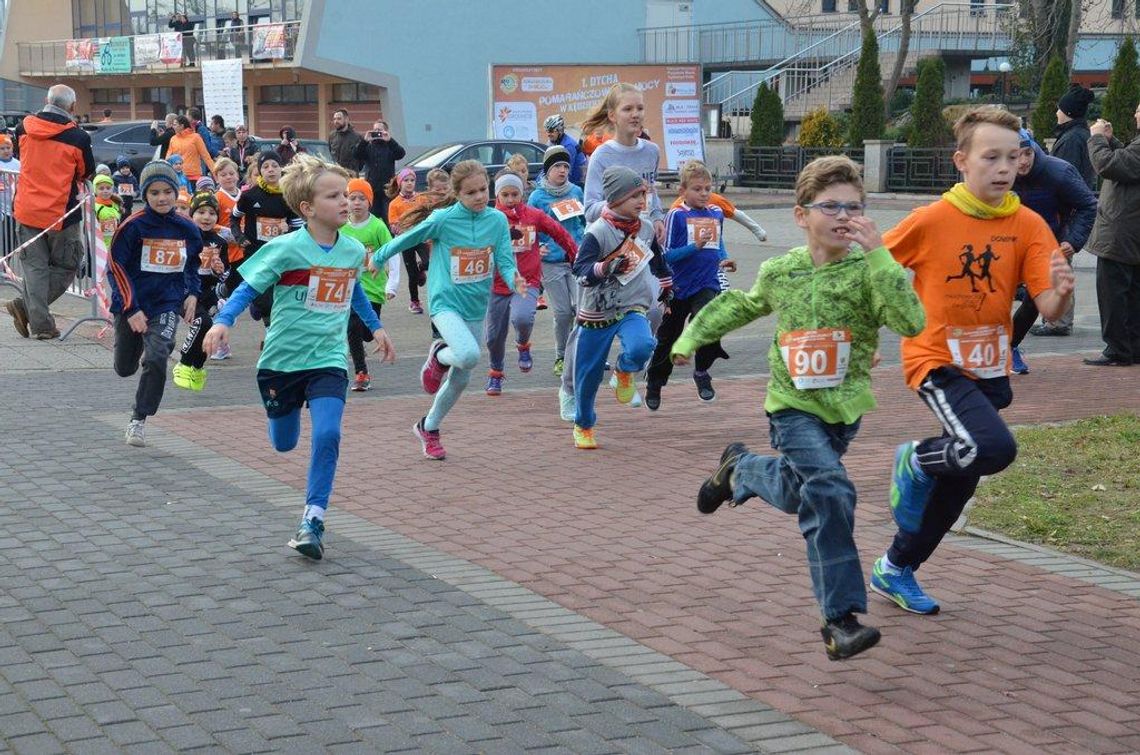 Pierwsza Dycha Pomarańczowej Pomocy w Kędzierzynie-Koźlu: biegi dzieci. FOTOREPORTAŻ