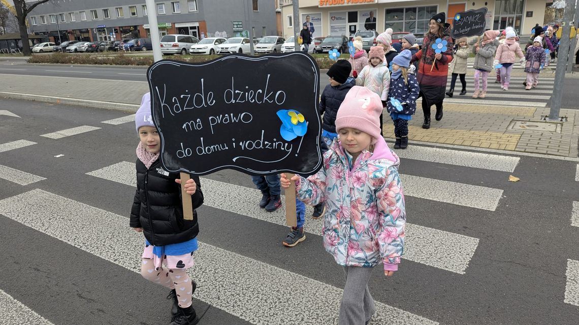 Obchody Międzynarodowego Dnia Praw Dziecka w Kędzierzynie-Koźlu. Przedszkolaki przemaszerowały ulicami