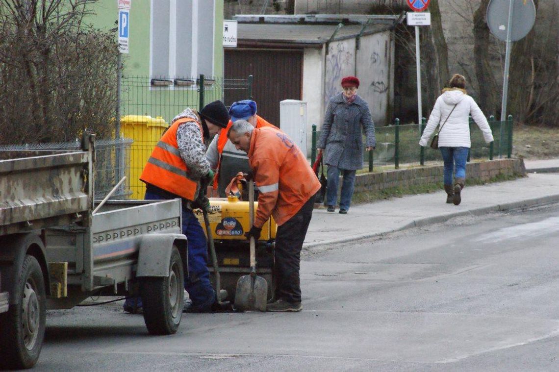 Pierwsze oznaki wiosny na ulicach. Drogowcy wzięli się za usuwanie największych dziur