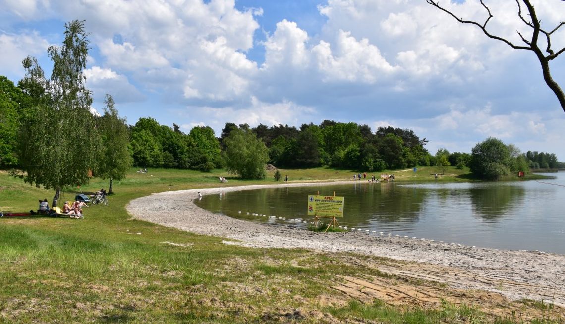 Pierwsze zamki na piasku już są. Na Dębowej powstała duża piaszczysta plaża