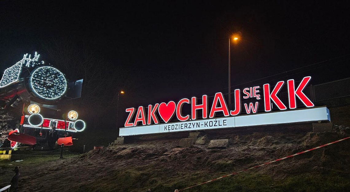 Pierwsze zaświecenie napisu "Zak♥chaj się w KK". Stanął przy lokomotywie i inauguruje jubileusz 50-lecia w Kędzierzyna-Koźla