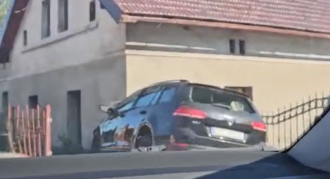 Pijany 20-latek wjechał Volkswagenem w dom. Dwie osoby trafiły do szpitala Pijany 20-latek wjechał Volkswagenem w dom. Dwie osoby trafiły do szpitala