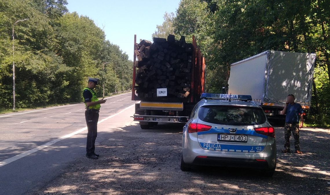 Pijany kierowca ciężarówki zatrzymany na ulicy Wojska Polskiego. Przewoził stare podkłady kolejowe