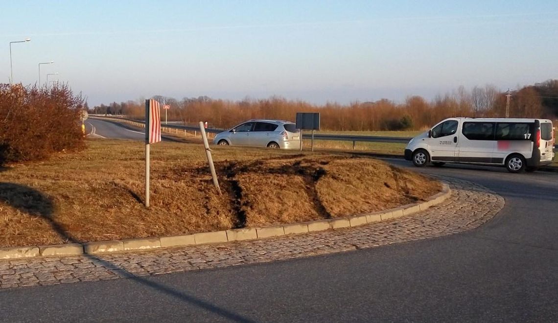 Pijany kierowca przejechał przez środek ronda. Wpadł, gdy próbował zmienić koło