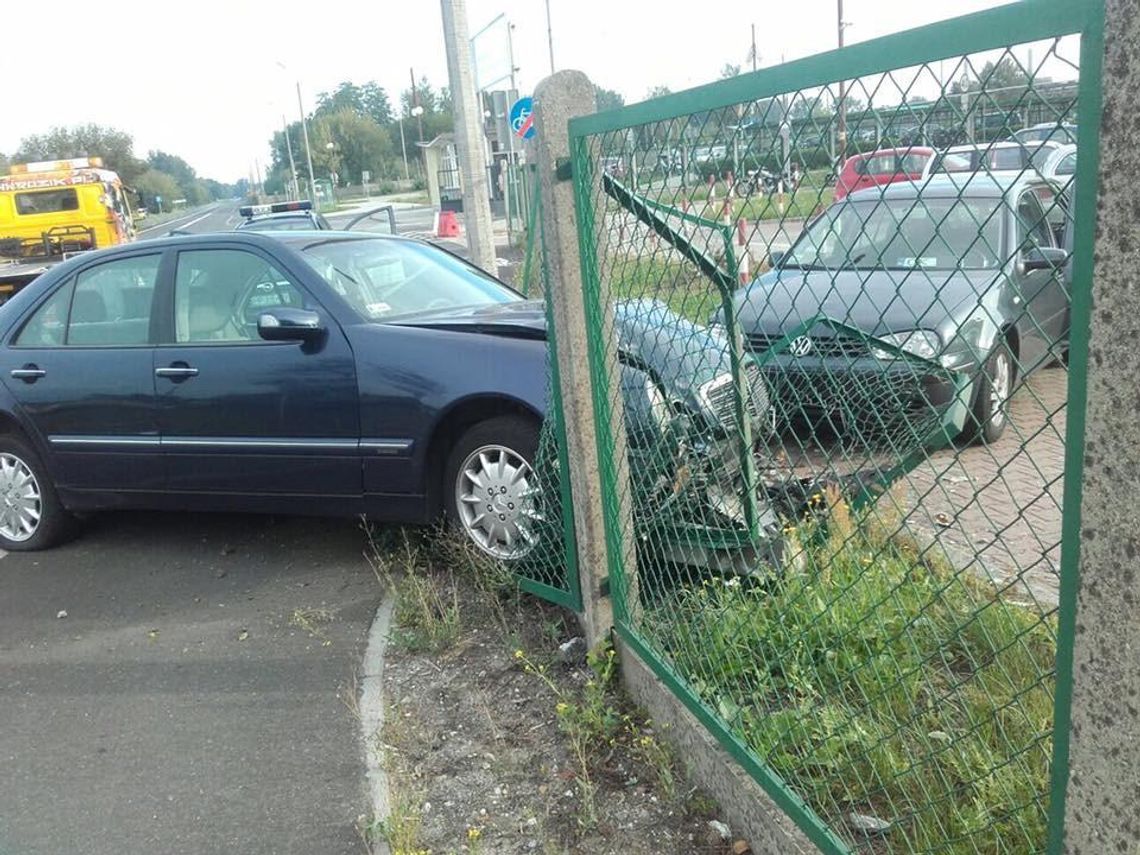 Pijany kierowca staranował ogrodzenie i uszkodził zaparkowany samochód. ZDJĘCIA
