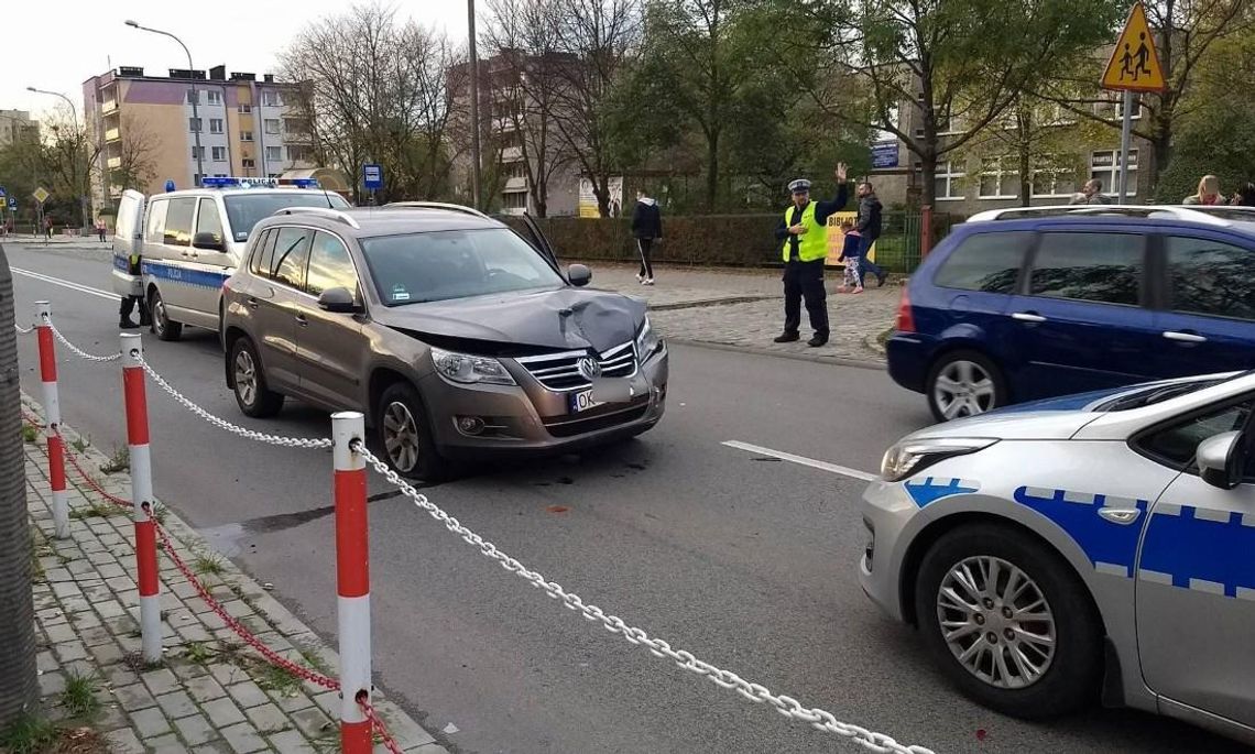 Pijany kierowca uciekając przed policją uderzył w inny pojazd. Dwie osoby zostały poszkodowane. ZDJĘCIA