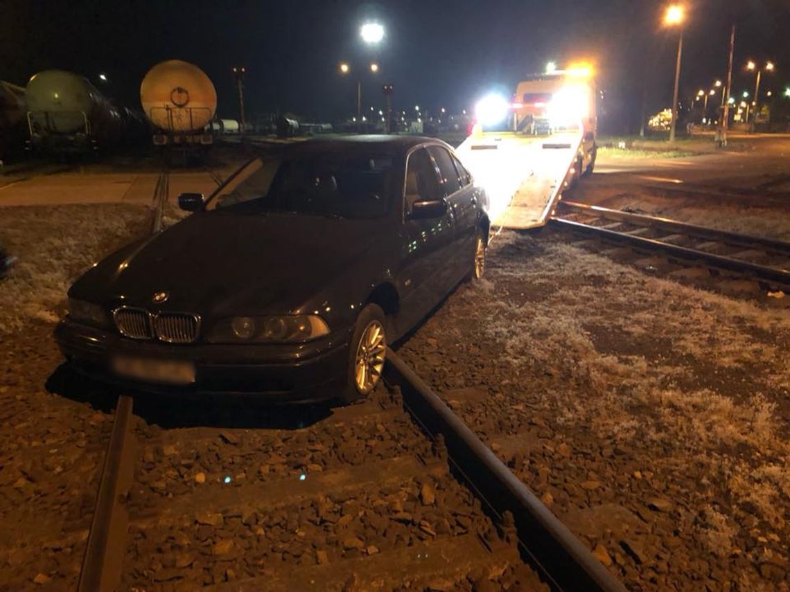 Pijany Ukrainiec "wykoleił" bmw. Wjechał na tory i porzucił na nich samochód