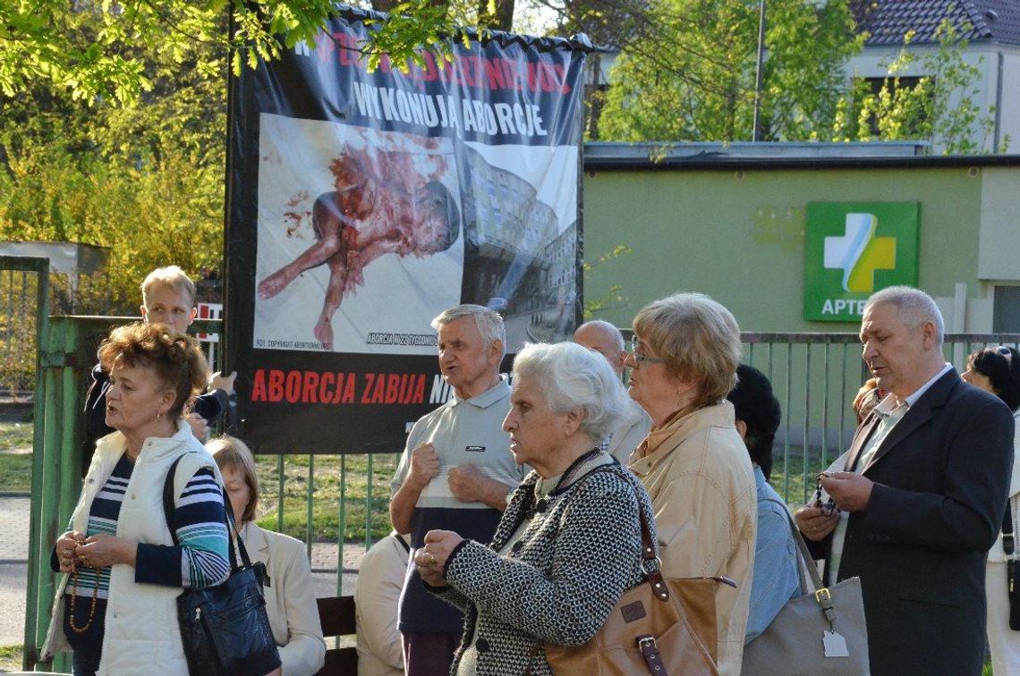 Pikieta przed kozielskim szpitalem. Antyaborcjoniści zmówili różaniec. WIDEO