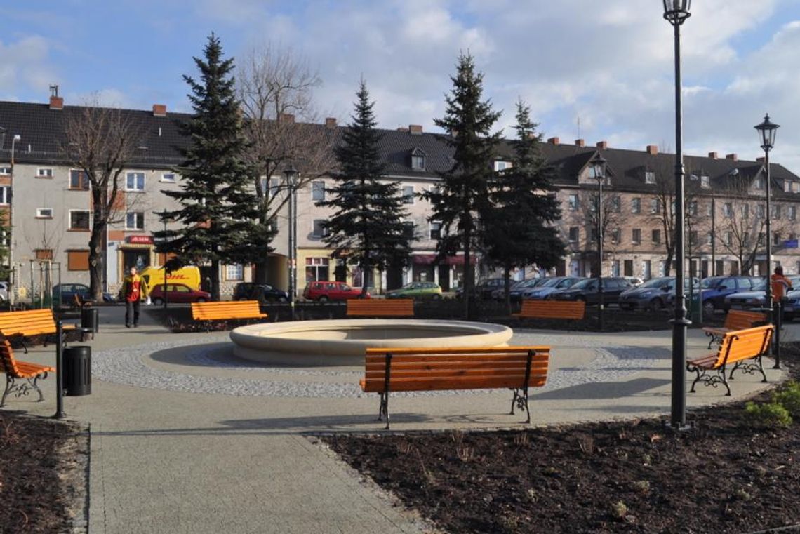 Plac Wolności jak rynek. Jest fontanna, ławki i stylowy bruk