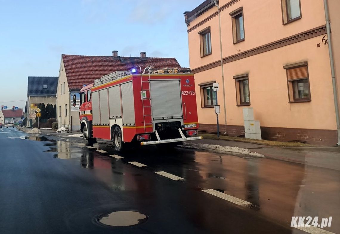 Plama ropopochodnej substancji ciągnie się aż od Januszkowic. Strażacy z dwóch powiatów usuwają zagrożenie