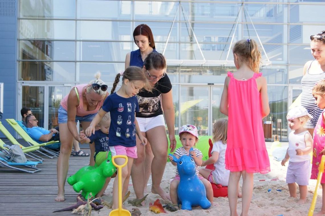 Plaża w środku miasta? Dzieci już wiedzą, co z nią zrobić. Szaleństwo! ZDJĘCIA