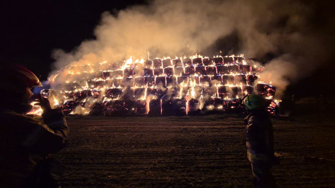 Płonęła sterta słomy w Urbanowicach. Wstępne ustalenia wskazują na podpalenie Płonęła sterta słomy w Urbanowicach. Wstępne ustalenia wskazują na podpalenie