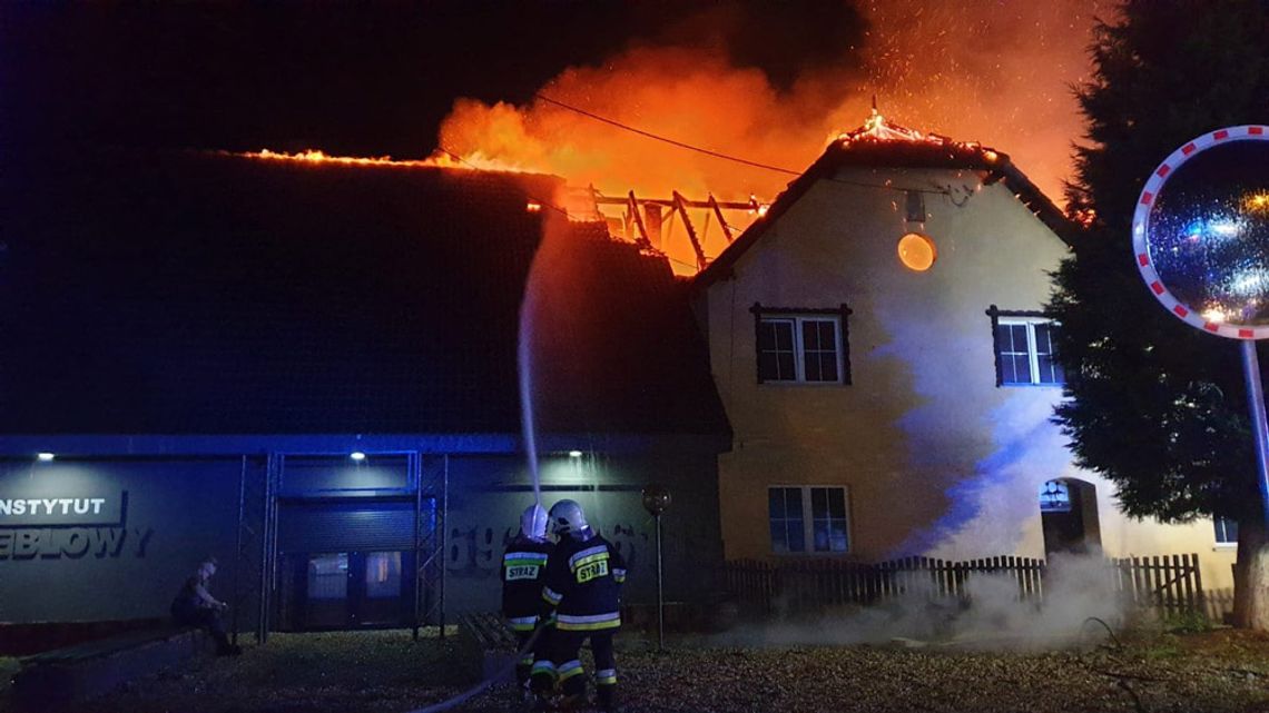 Płonie budynek mieszkalno-gospodarczy w Solarni. Na miejscu duże siły straży pożarnej. ZDJĘCIA