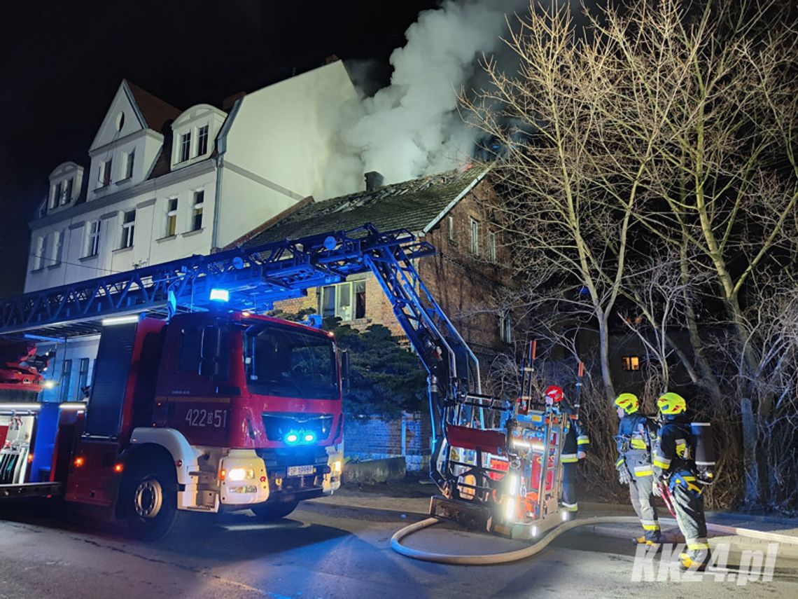 Płonie budynek w centrum Kędzierzyna-Koźla. Na miejscu znaczne siły straży pożanej