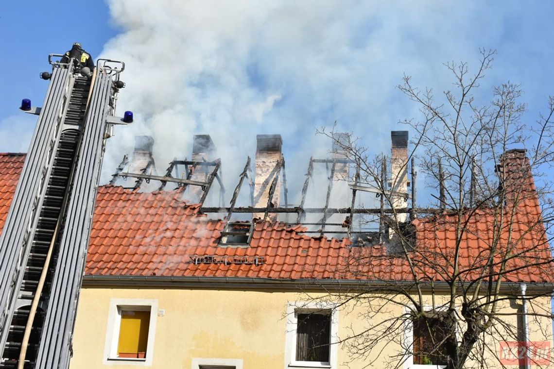 Płonie dach budynku wielorodzinnego na Pogorzelcu. W akcji kilka zastępów straży pożarnej