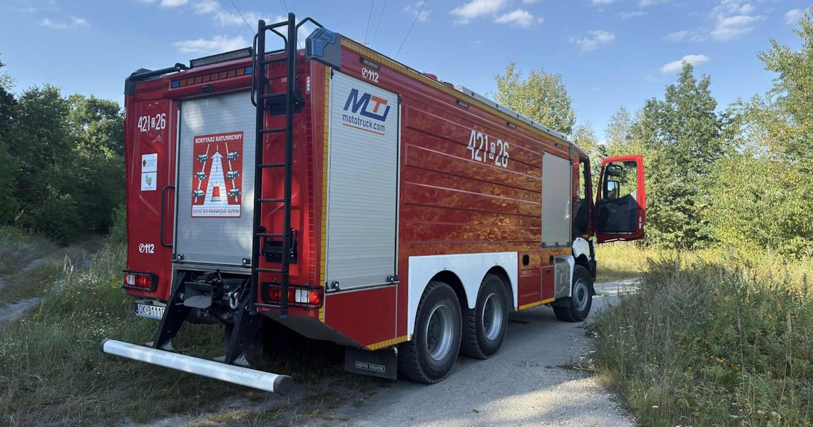 Płonie las przy osiedlu Azoty. Na miejscu kilka zastępów straży pożarnej