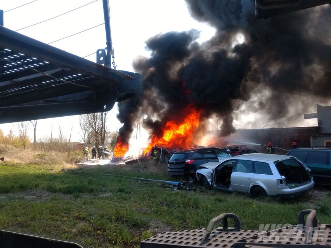 Płonie składowisko opon w Bierawie. Słup czarnego dymu widoczny z wielu kilometrów