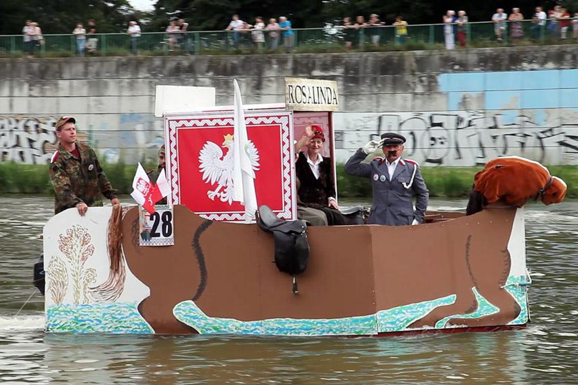 Pływadła patriotycznie. Gorące powitanie biało-czerwonej armady w Koźlu. WIDEO