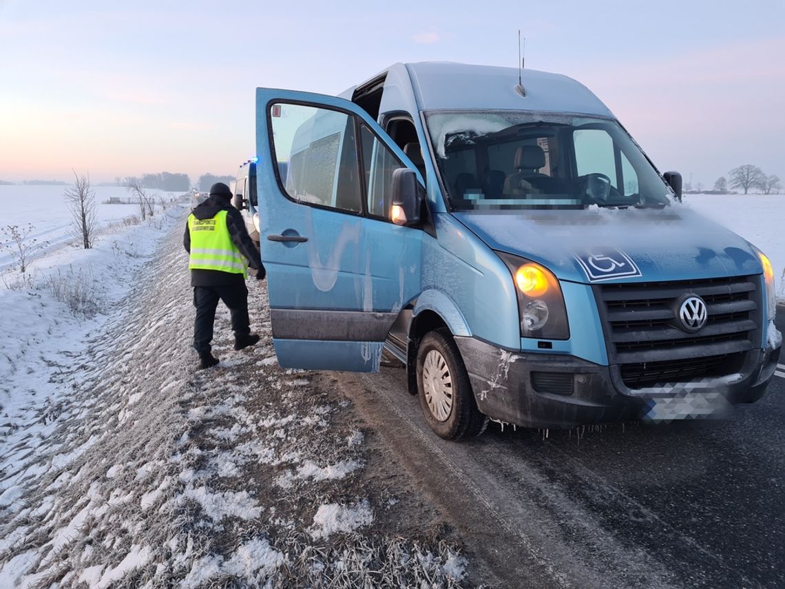 Po awarii kierowca zostawił otwartego busa na drodze i zniknął