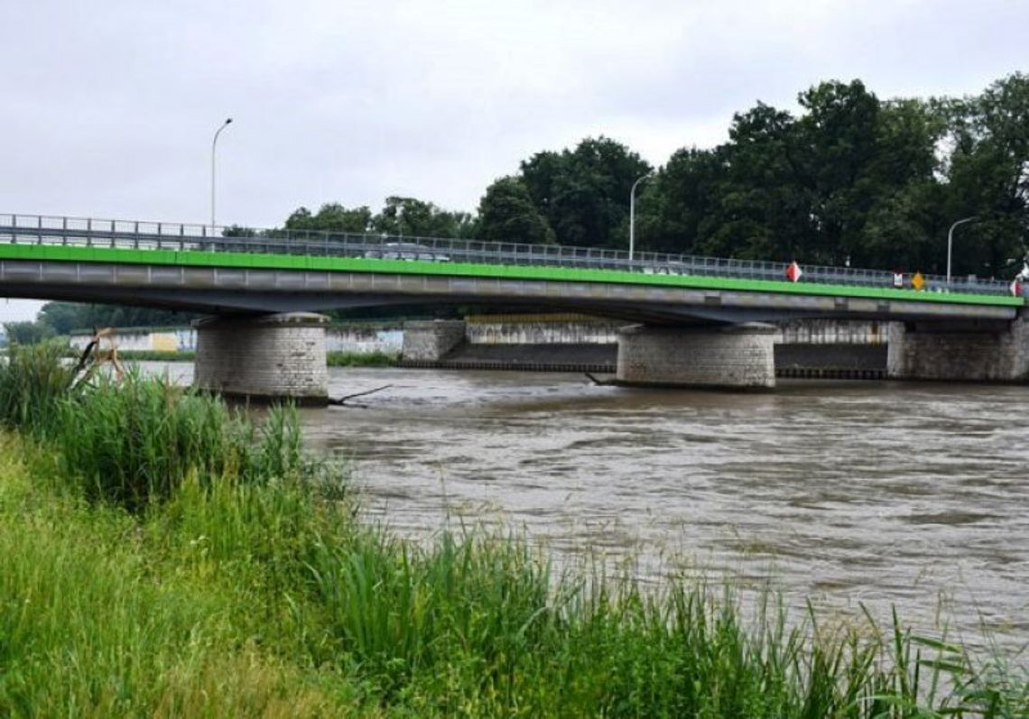 Po intensywnych opadach w rzekach przybywa wody. Ostrzeżenie drugiego stopnia dla Odry, Bierawki i rzeki Kłodnica