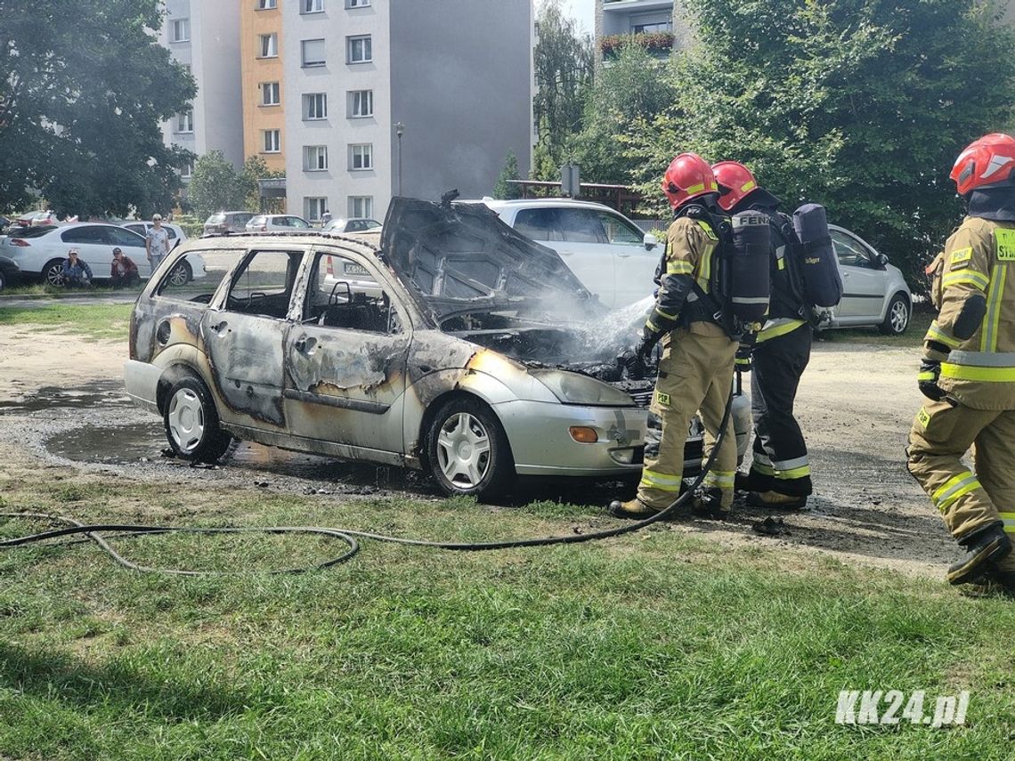 Po przejechaniu kilkuset metrów, samochód stanął w płomieniach. ZDJĘCIA