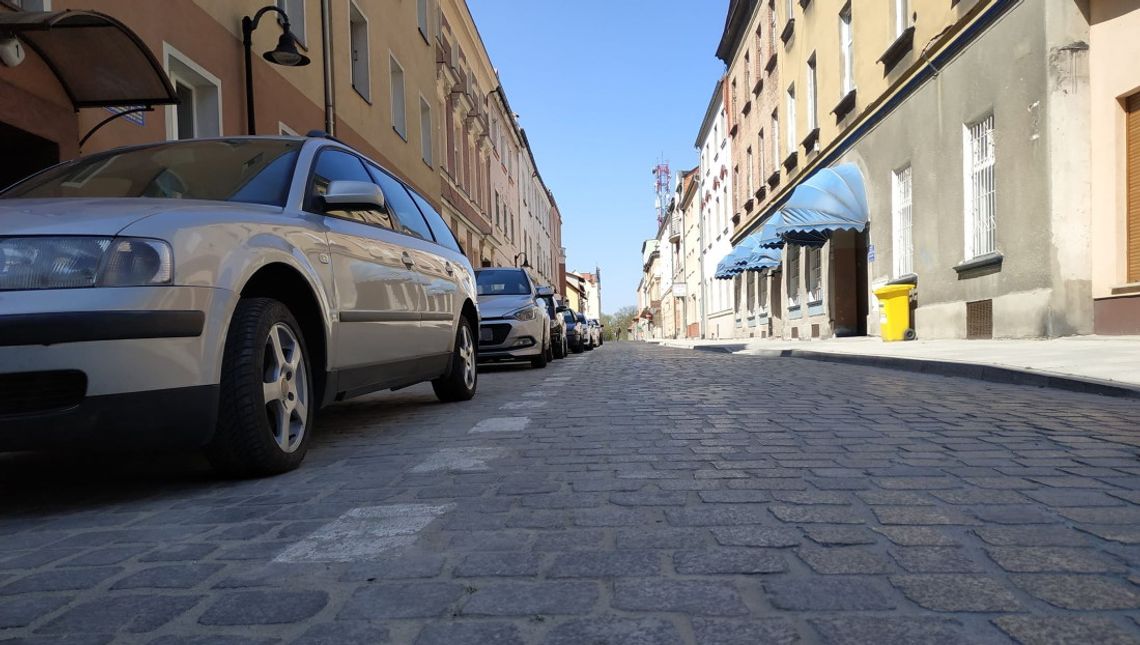 Po rynku miasto zmienia wizerunek otaczających go uliczek. Asfalt zastępuje kostka granitowa