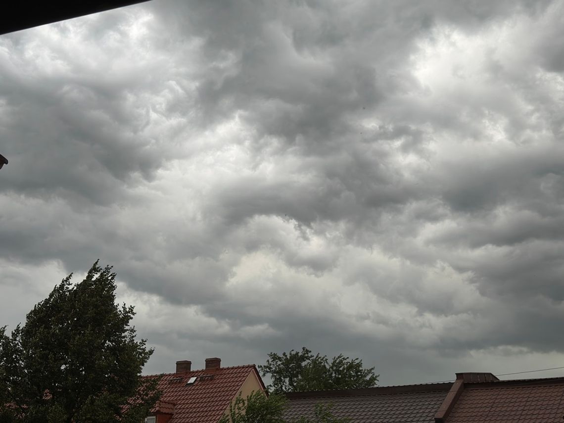 Po upalnej pierwszej połowie dnia, wieczorem i w nocy możemy spodziewać się burz. Meteorolodzy wydali ostrzeżenie