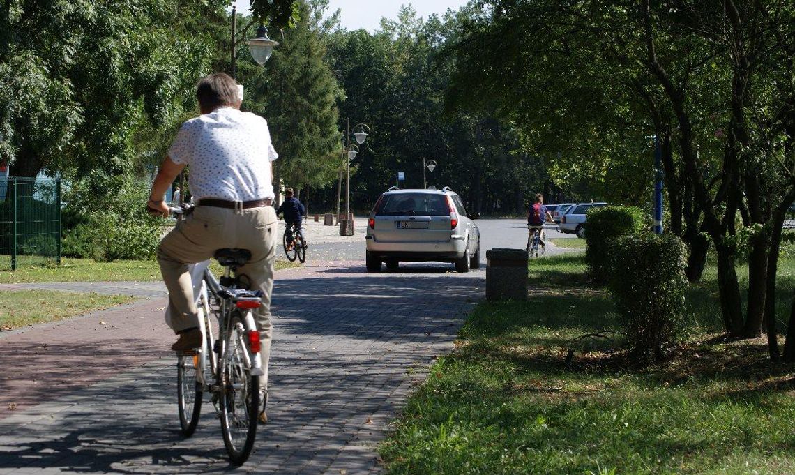 Po zamknięciu alei Jana Pawła II kierowcy jeżdżą chodnikiem. Interwencja mieszkańca