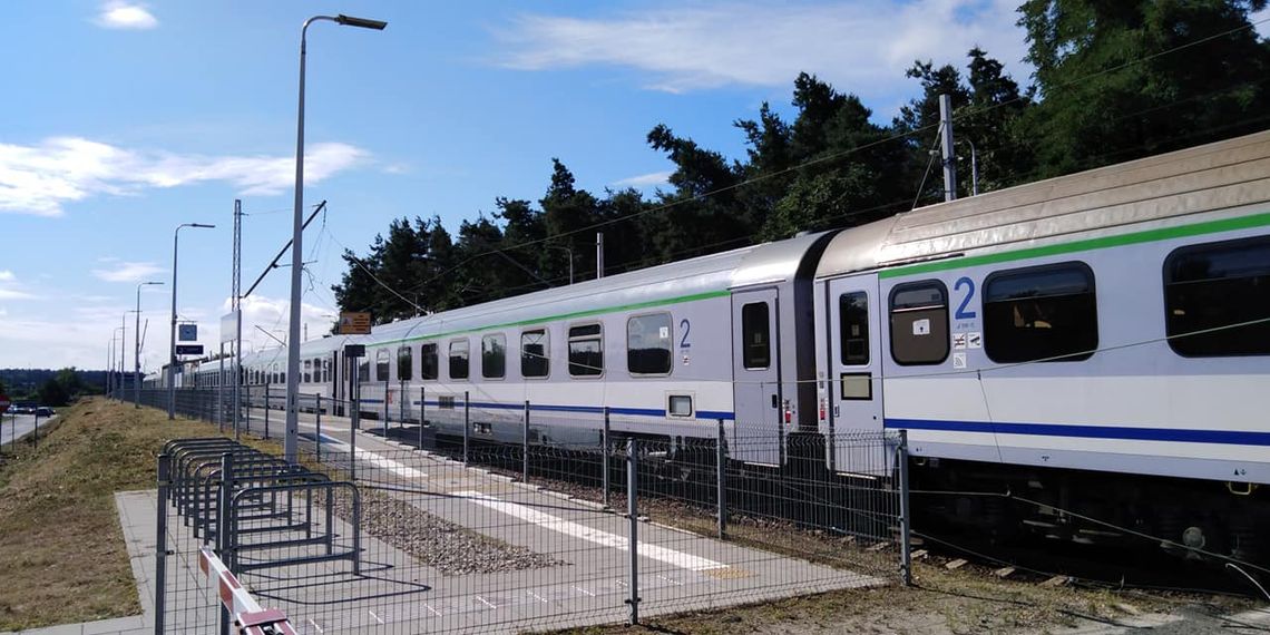 Pociąg pasażerski najechał na zerwaną sieć trakcyjną. Strażacy interweniowali w Dziergowicach