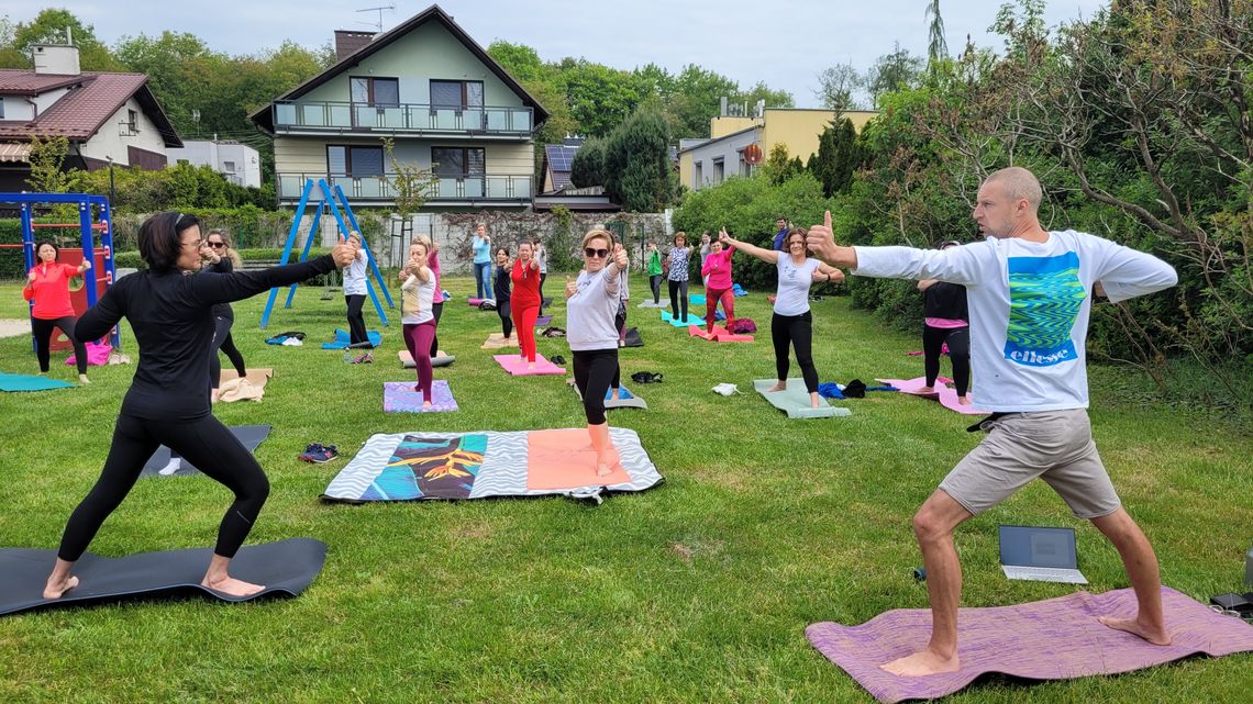 Poćwiczyli, pomedytowali i złapali równowagę. Joga na trawie na osiedlu Kuźniczka. FOTORELACJA