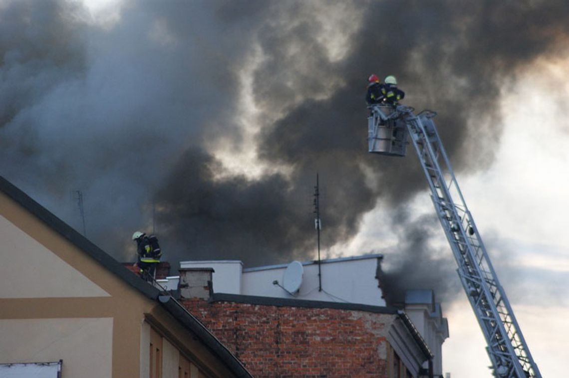 Pod gruzami mogą znajdować się jeszcze dwie osoby. Strażacy nadal walczą z pożarem