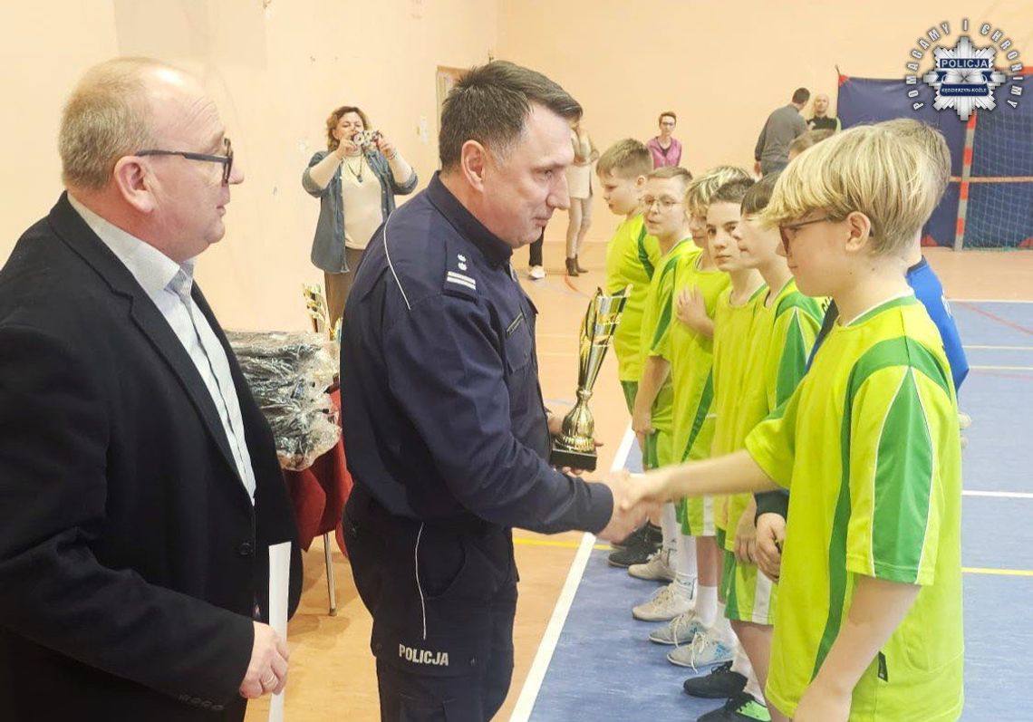 Pod patronatem policji i samorządów. XX Halowy Turniej Piłki Nożnej w Pawłowiczkach Pod patronatem policji i samorządów. XX Halowy Turniej Piłki Nożnej w Pawłowiczkach