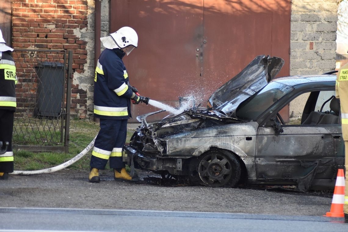 Podczas jazdy auto stanęło w płomieniach. Interwencja służb w Długomiłowicach