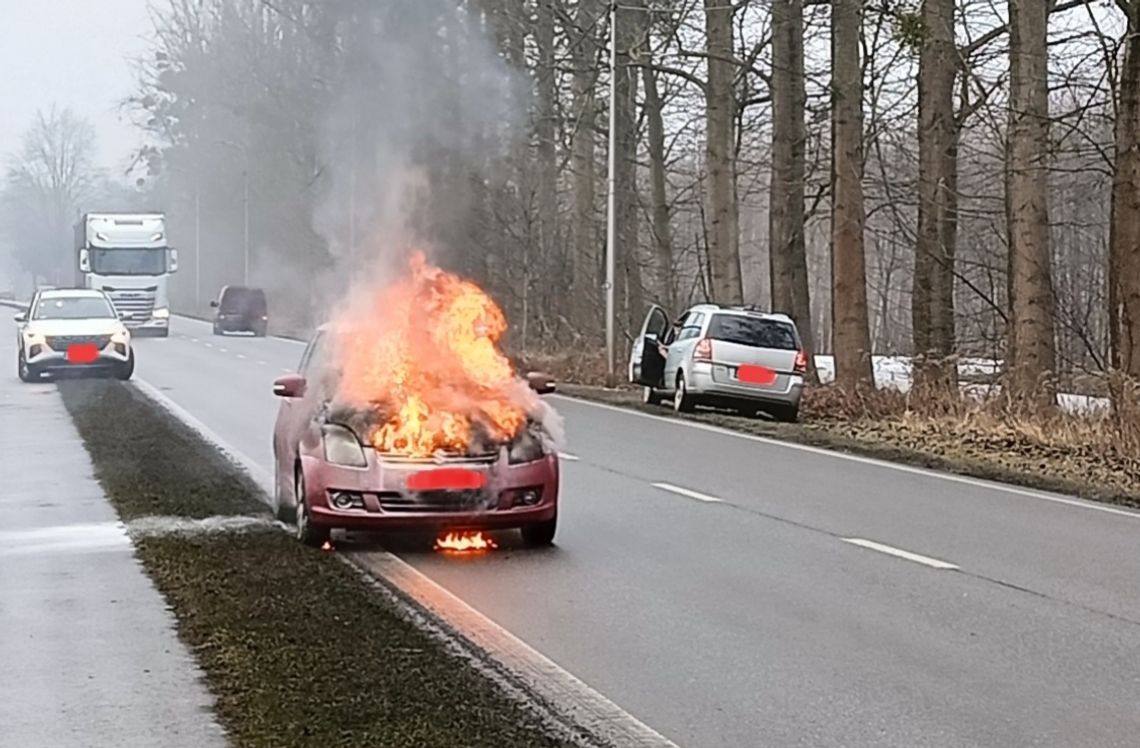 Podczas jazdy samochód stanął w ogniu. Interwencja straży na drodze ze Śródmieścia do Azotów