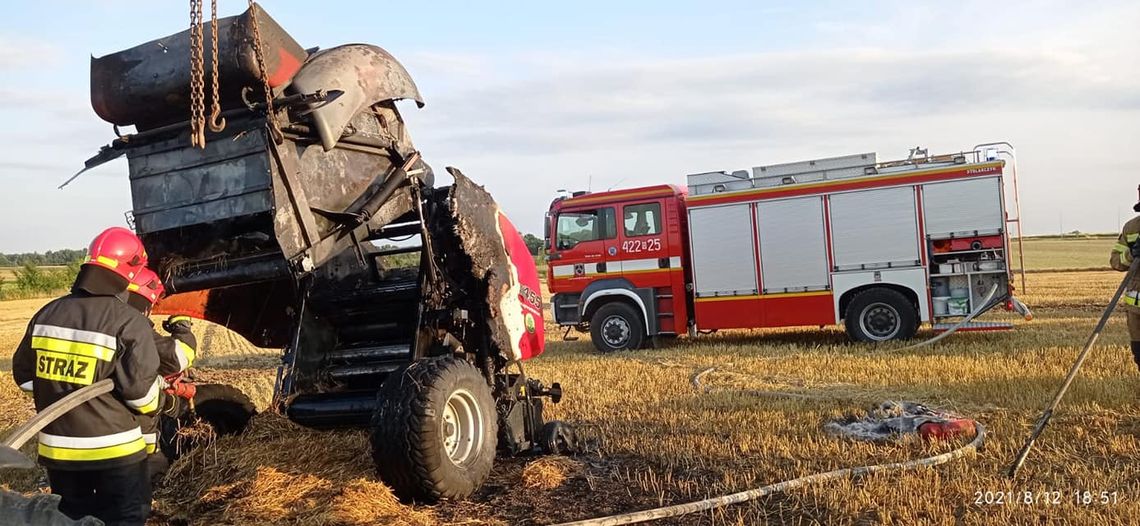 Podczas prac polowych prasa do słomy stanęła w ogniu. Strażacy interweniowali w Większycach