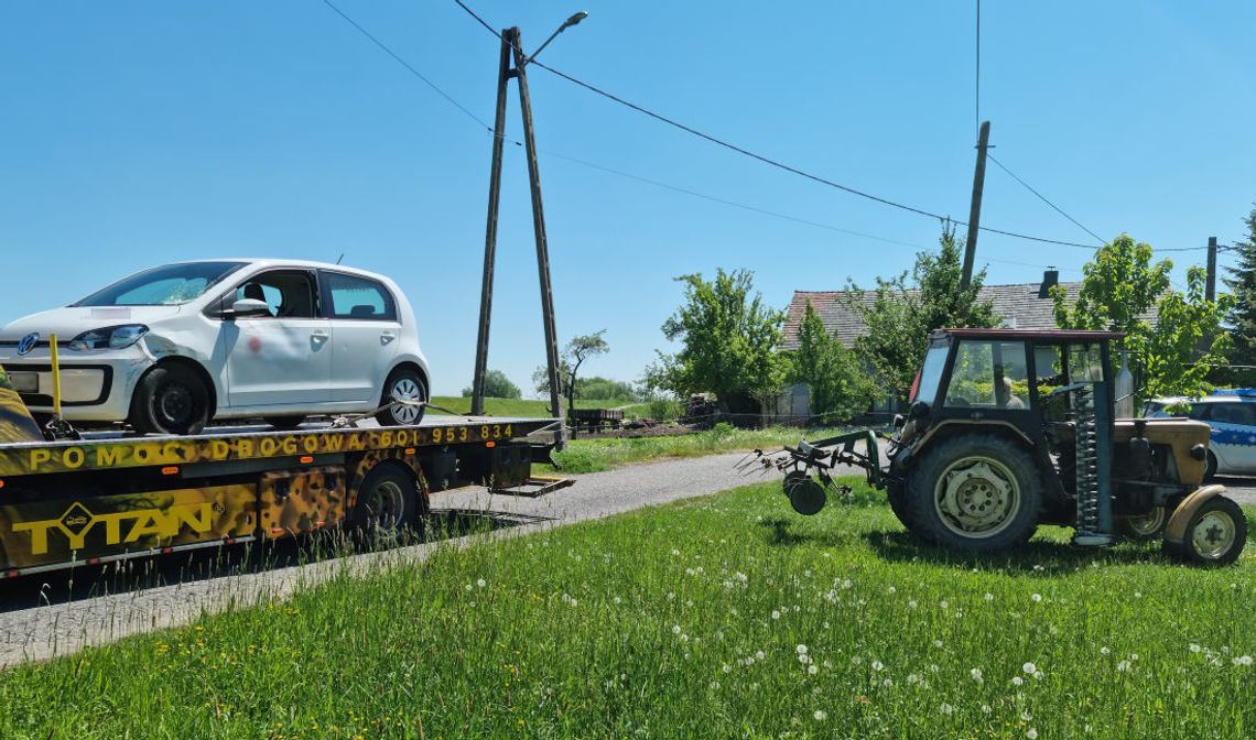 Podczas wymijania kierowca ciągnika uderzył w osobówkę. Sprawca kolizji został ukarany mandatem