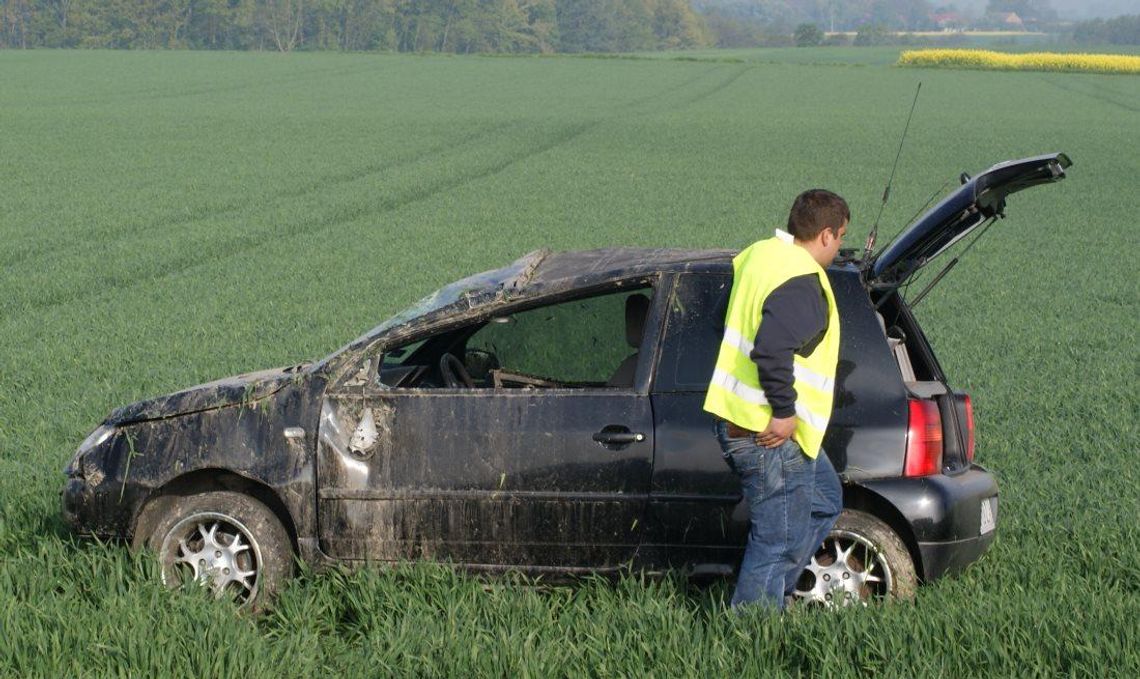 Podczas wyprzedzania został zepchnięty z drogi przez Czecha. Wypadek na dk 45. ZDJĘCIA