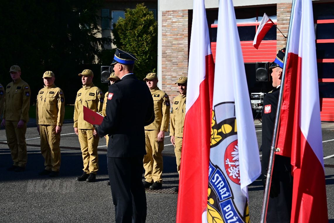 Podniosły apel z okazji 2 maja. Uroczysty Dzień Flagi w Komendzie Powiatowej Państwowej Straży Pożarnej