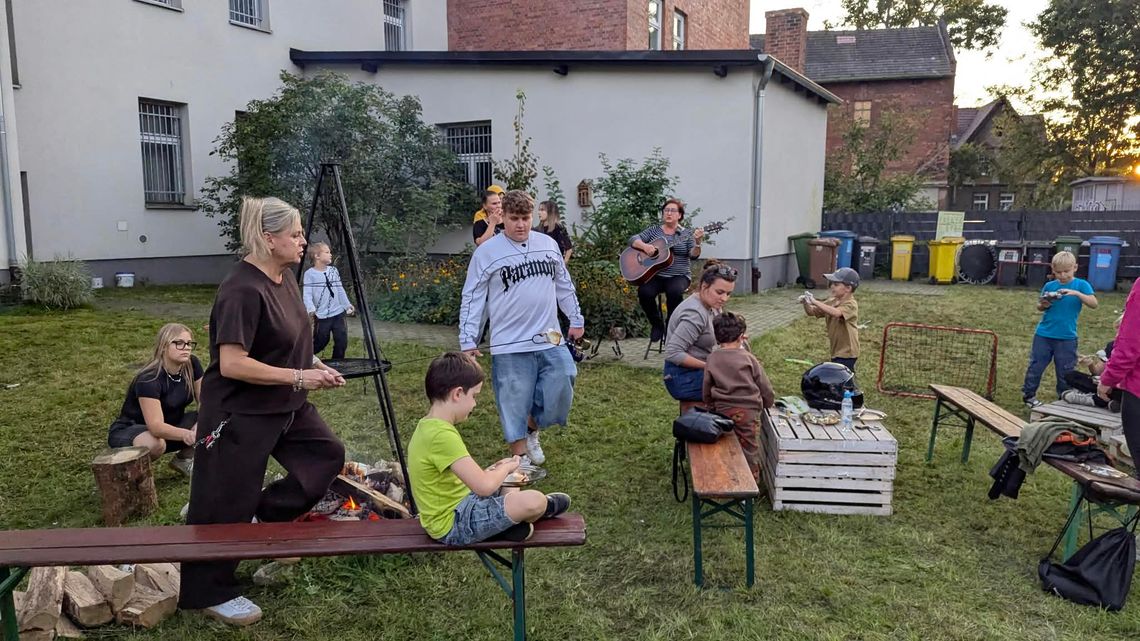 Podopieczni "Brzdąca" integrowali się podczas wspólnego ogniska. Wspólnie śpiewali z Anną Jelinek